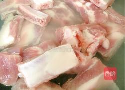 家常排骨炖土豆的做法图解2