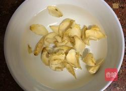 百合龙眼银耳羹的做法图解3
