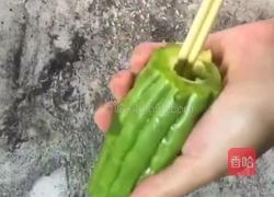 苦瓜酿香蕉的做法图解1