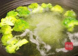 清蒸西兰花鱼块的做法图解3