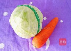 卷心菜炒胡萝卜的做法图解1