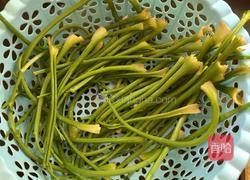 胡芹炒肉丝的做法图解1