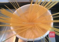 奶香胡萝卜洋葱意面的做法图解2