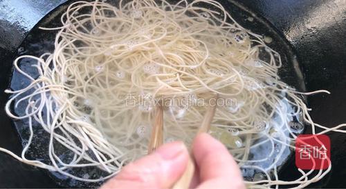 放入碱面，用筷子搅散开，大火煮沸