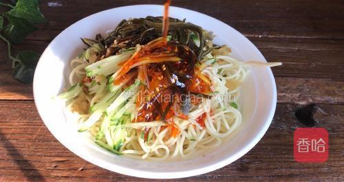 辣椒油，拌匀后即可食用