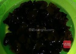 圆白菜炒木耳的做法图解1
