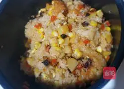 Illustration of how to make sausage and glutinous rice claypot rice 6