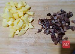 香肠糯米煲仔饭的做法图解1