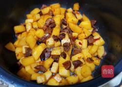 香肠糯米煲仔饭的做法图解3