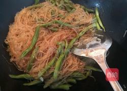四季豆炒粉丝的做法图解18