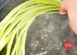 凉拌蒜薹的做法图解1