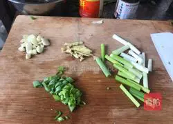 Illustration of Braised Prawns in Oil 3