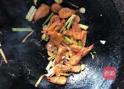 Illustration of braised prawns in oil 8