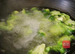 豆芽炒西兰花的做法图解4