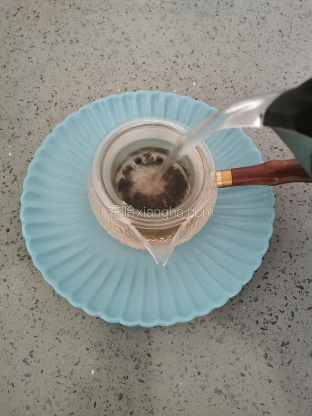 用开水冲泡。