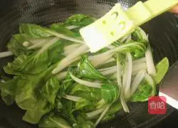 Illustration of how to stir-fry black leaves and whites 10