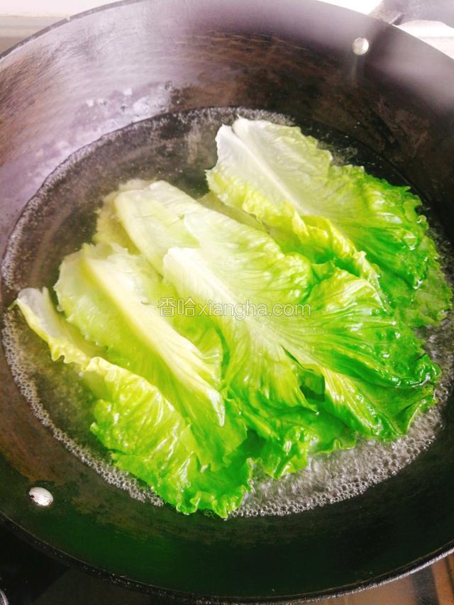 起锅烧水，加少许盐、少许油，把生菜焯水，焯几秒断生即可。