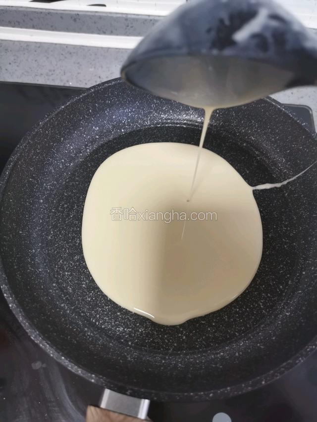 倒入一勺面糊。