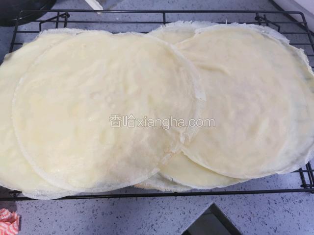 摊好的饼皮放入网架上放凉。一共可以摊8张饼皮。