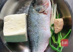 清蒸豆腐鲈鱼的做法图解1