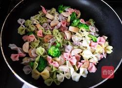 宝宝鱼肠蝴蝶面的做法图解9