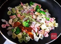 宝宝鱼肠蝴蝶面的做法图解10