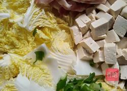 白菜五花肉炖豆腐粉条的做法图解2