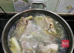 竹荪莲子百合板栗鸡汤的做法图解3