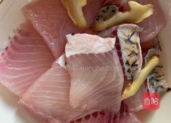 青椒炒鱼块的做法图解1