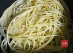 番茄酱炒意大利面的做法图解3