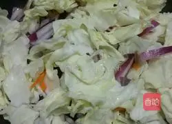 Illustration of how to make fried pasta with tomato sauce 4