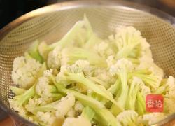 非常能体现锅气的菜「花菜炒五花肉」的做法图解1