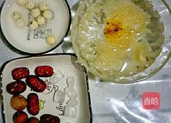 红枣银耳莲子羹的做法图解1