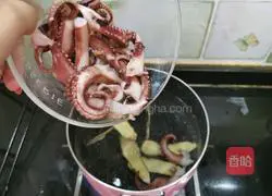 Illustration of how to mix shredded green onions with eight-legged claws 6