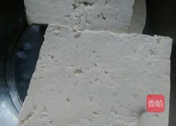 茼蒿炒小豆腐的做法图解1