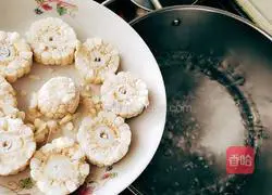 Illustration of how to make papaya and corn meatball soup 9