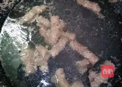 Illustration of how to make golden needle cheese beef baked rice 1