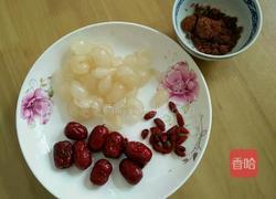 鲜龙眼红枣甜汤的做法图解2