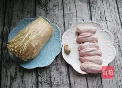 Illustration of how to make steamed chicken wings and enoki mushrooms 1
