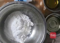 广式月饼（蛋黄白莲蓉）的做法图解1