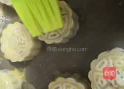 广式月饼(蛋黄白莲蓉)的做法图解15