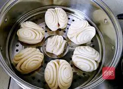 Illustration of how to make milk-flavored flower rolls 13