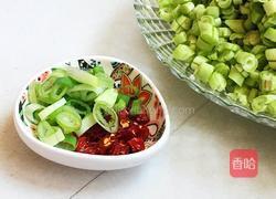 虾酱鸡蛋炒四季豆的做法图解1