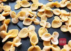 Illustration of how to make handmade butterfly noodles 10