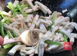 Illustration of how to stir-fry shredded pork with dried celery and fragrant spices 12