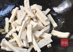 Illustration of how to stir-fry dried celery until fragrant 8