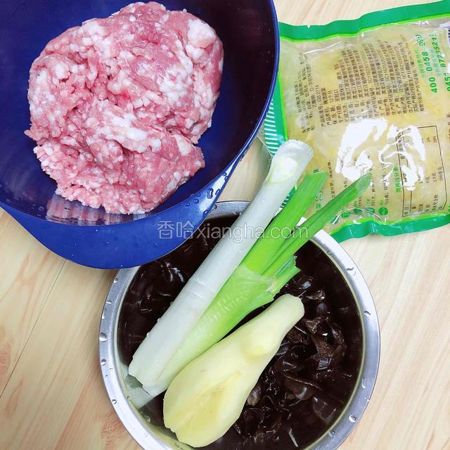 准备好食材。梅花猪肉馅、酸菜、木耳、大葱、姜。