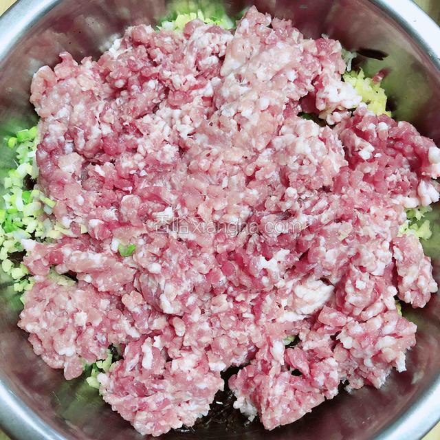放入梅花肉肉馅。