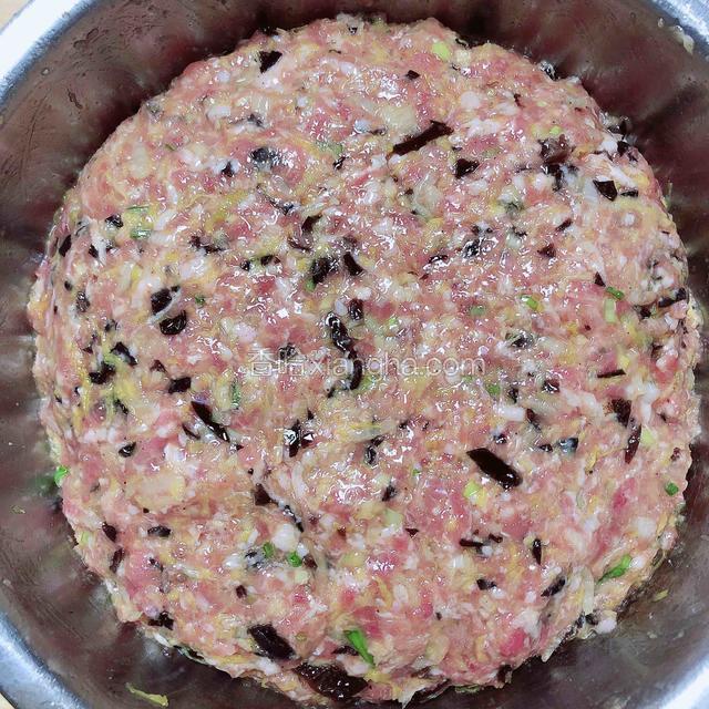 拌好的饺子馅儿不干，黏稠状即可。