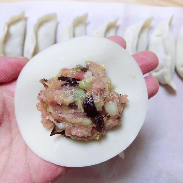 准备好饺子皮（超市购买的成品饺子皮），包入馅料。